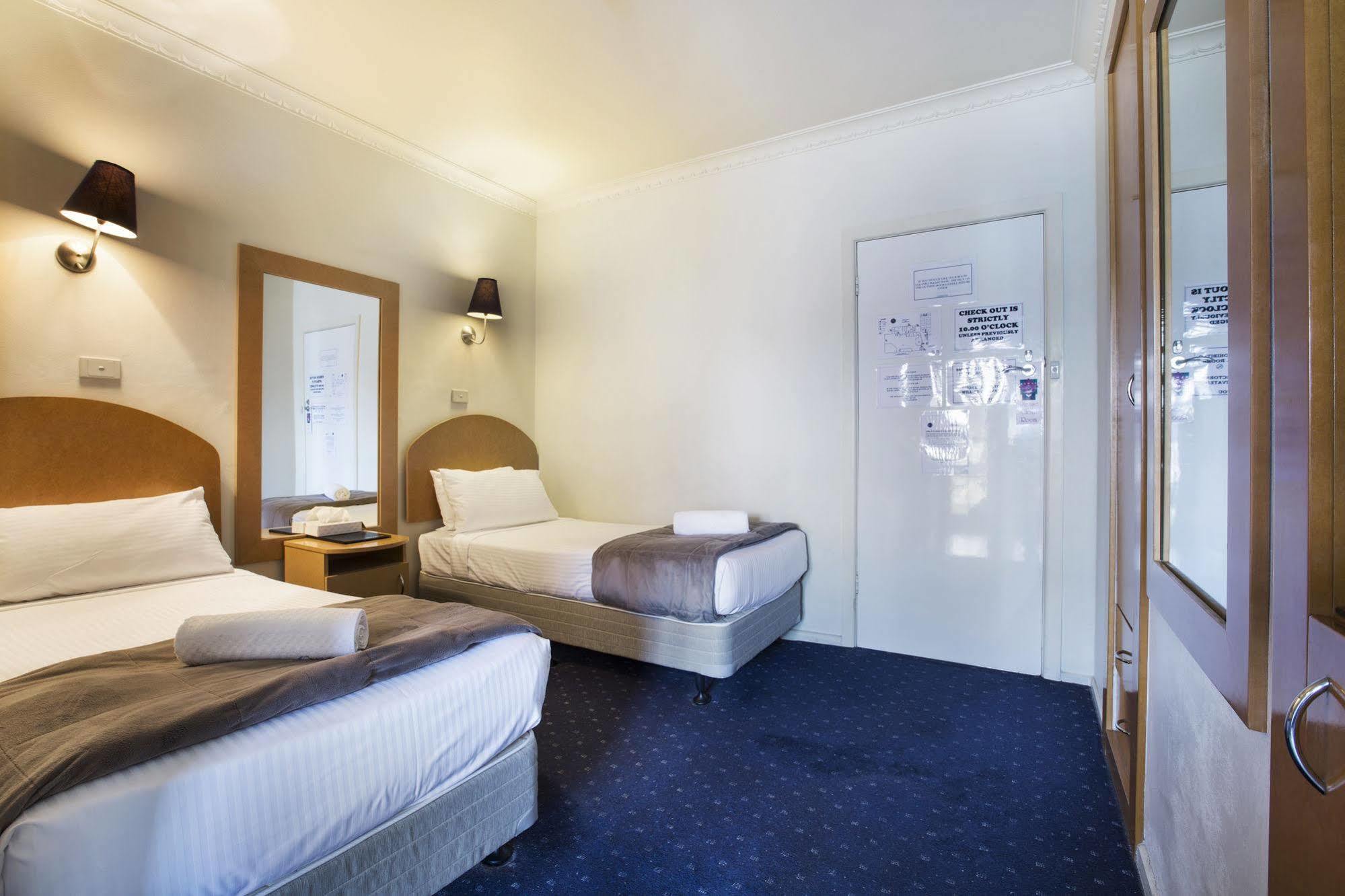 Nightcap At Skyways Hotel Melbourne City Exterior foto