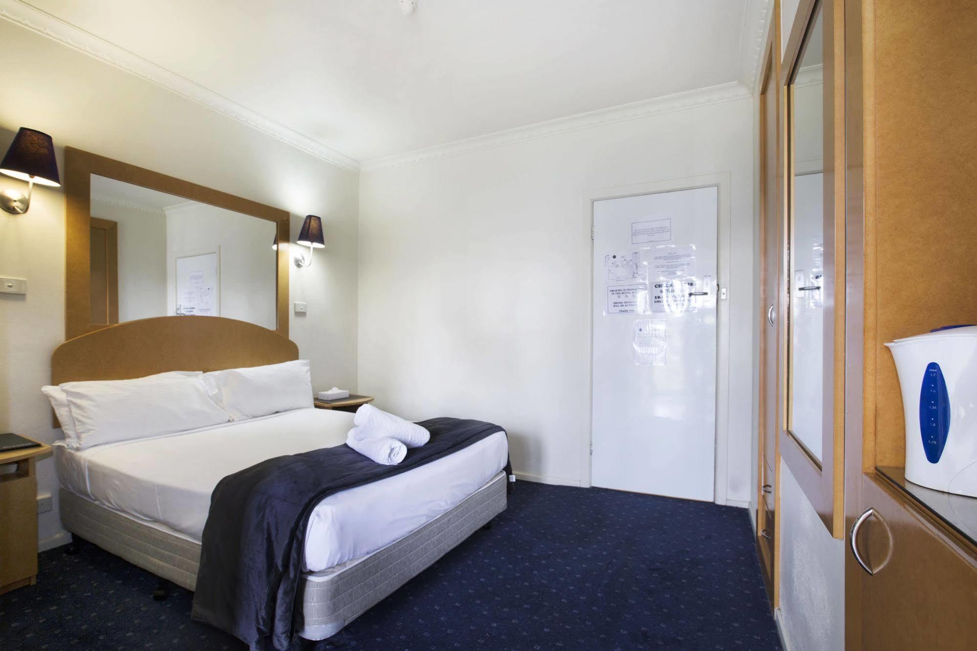 Nightcap At Skyways Hotel Melbourne City Exterior foto