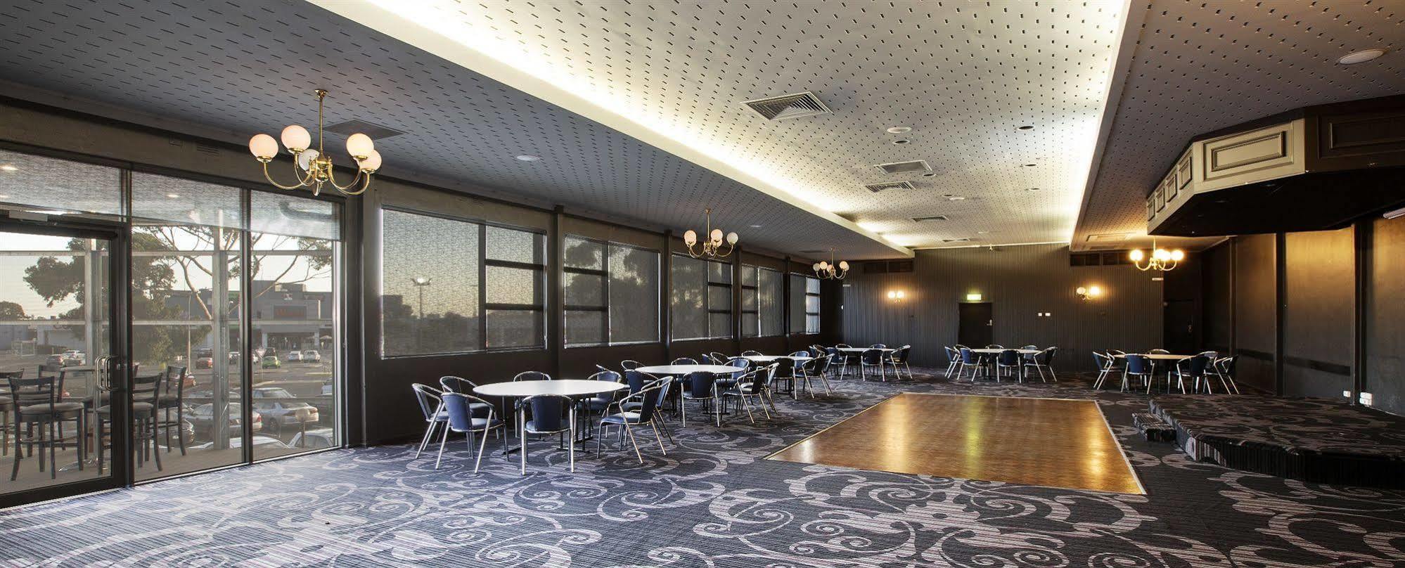 Nightcap At Skyways Hotel Melbourne City Exterior foto